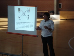 La responsabile regionale Minibasket Valeria Puglisi, illustra una slide ai corsisti