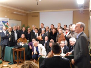 Foto di gruppo per i partecipanti alla cerimonia per l'80° anniversario dalla nascita del basket catanese (foto Toni Quartarone)