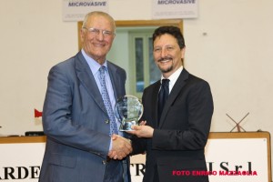 Santi Puglisi premiato da Antonio Rescifina (foto Enrico Mazzaglia)
