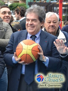 Il sindaco Enzo Bianco in posa con il pallone (foto R. Quartarone)