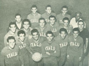 Una delle prime foto ufficiali della Nazionale di Van Zandt. Si riconoscono: in prima fila, col pallone in mano, Sergio Stefanini (che però non parteciperà all’Europeo di Praga) e alla sua sinistra, braccia conserte, Vittorio Tracuzzi; in seconda fila, all’estrema destra, l’allenatore in seconda Mino Pasquini; in terza fila, da destra, Elliot Van Zandt e Giancarlo Primo.