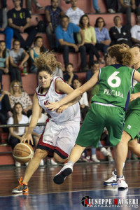 Christina Grima penetra a canestro (foto Giuseppe Maugeri)