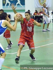 Vincenzo Castiglione con la maglia di Paternò durante il campionato 2010-2011 (foto Giuseppe Lazzara)