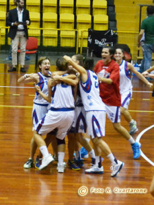 La festa dell'Olympia a fine partita (foto R. Quartarone)