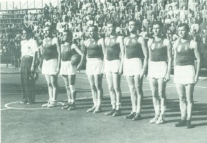 La Nazionale universitaria italiana di basket, schierata prima di un incontro con l’Ungheria; Vittorio Gassman è il terzo da destra, con la canotta numero 10 (da Arceri, Il grande basket)