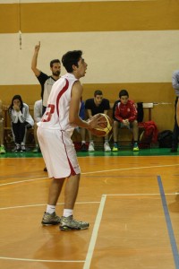 Ivan Floresta tira un libero durante la gara d'andata contro Siracusa (foto Gaetano Santangelo)