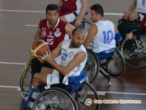 Fonte si gira in cerca di un compagno; alle sue spalle Di Benedetto e Messina (foto R. Quartarone)