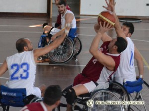 Basilicò tira, Fonte e Pasqualitto lo accerchiano (foto R. Quartarone)