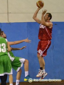 Maurizio Grasso in campo quest'anno con la maglia del Paternò (foto R. Quartarone)