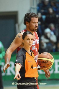 Cristina Luca durante una partita di DNC (alle sue spalle Matteo Gottini, foto R. Lo Bianco)