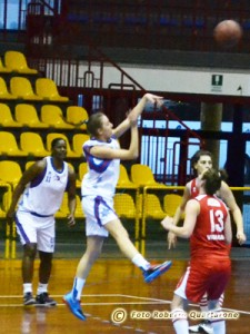 Giulia Melissari al tiro, Tania Seino la guarda (foto R. Quartarone)