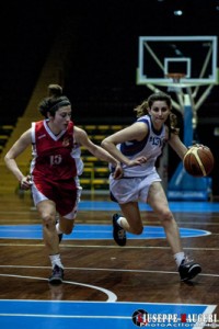 Gisel Villarruel limitata dalla difesa messinese (foto G. Maugeri)