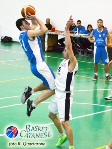 Carmelo Ettaro salta di fronte a Barbera (foto R. Quartarone)