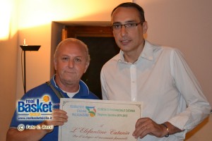 Pippo Vittorio premiato alla festa della FIP Catania del 2012 da Sangiorgio (foto Chiara Borzì)