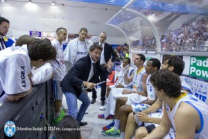 Peppe Foti alle spalle di Pozzecco durante un time out (foto © J. Pappalardo - Orlandina Basket)