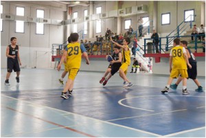 Un'azione della squadra giarrese (in maglia blu) sul parquet di Vasto (foto Centro TT Pall. Giarre)