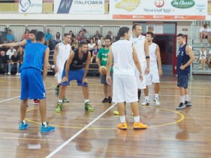 Pochi istanti prima della palla a due di Siracusa-Acireale (foto U.S.Aretusa)