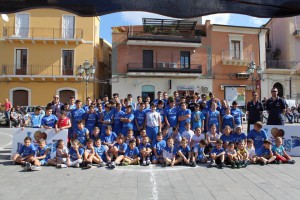 Il gruppo dei minicestisti in piazza a Palagonia