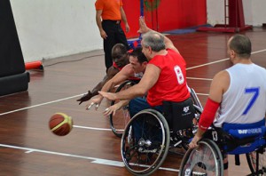 Chillemi contende a N'Goran un pallone (foto Basket Cus Cus Catania)