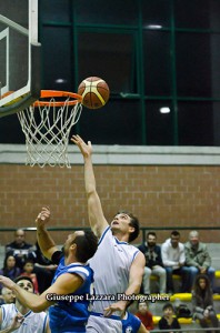 Gianluca Selmi a canestro (foto R. Quartarone)