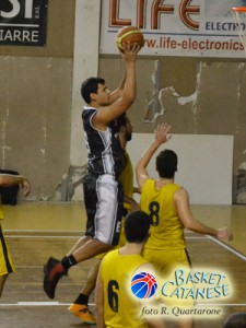 Gianluca Verzì si erge in mezzo alla difesa giarrese (foto R. Quartarone)