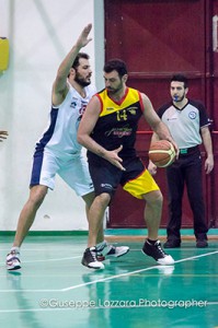 L'mvp del match, Carlo Contaldo, contrastato da Verzì (foto G. Lazzara)