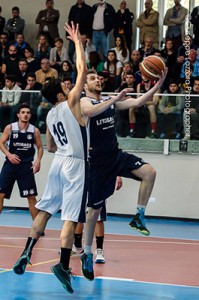 Selmi entra a canestro (foto G. Lazzara)