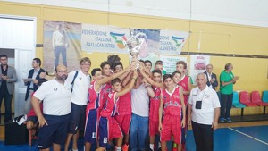 I 2002 siciliani festeggiano dopo aver vinto il trofeo Vito Lepore