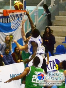 Kelvin Martin a canestro in Agrigento-Siena (foto R. Quartarone)