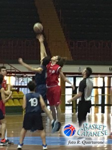 Il salto a due della partita tra L'Elefantino e Zafferana tra Licciardello e Cocciniglia (foto R. Quartarone)