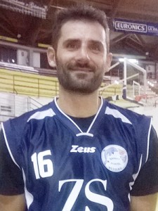 Gigi Russo con la nuova maglia del Basket School