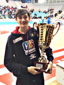 Stefano Longo con la coppa vinta a Pesaro