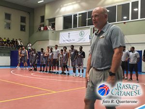 Coach O'Shea davanti ai suoi Bulldogs prima della partita contro l'Alfa (foto R. Quartarone)