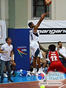 Javonte Byrd segna una tripla contro la Costa (foto R. Quartarone)