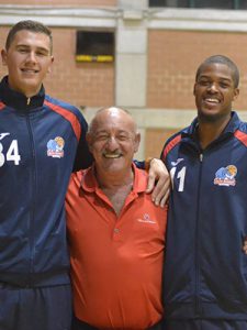 Paolo D'Antone tra Trevor Commissaris e Javonte Byrd (foto U. Pioletti)