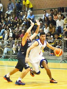 Federico Lo Faro entra a canestro (foto U. Pioletti)