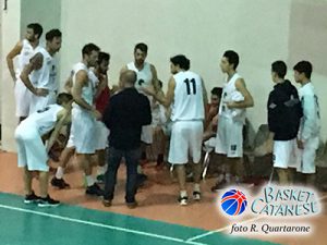 Un time out durante Aci Bonaccorsi-Invicta (foto R. Quartarone)