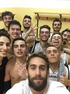 Il selfie dopo la vittoria della prima giornata dell'U-18 adranita: Magagnoli è in primo piano